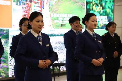 青島地鐵13號線服務禮儀操比武大賽拉開戰幕，專業服裝出租助力服務風采